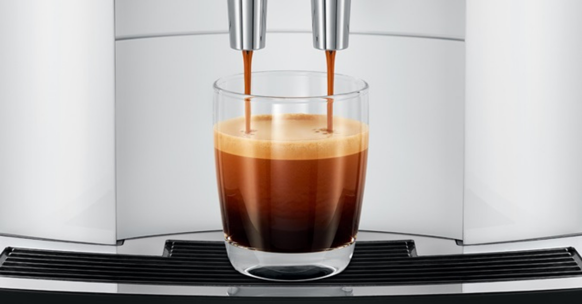 jura e6 pouring coffee